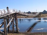 А на следующее утро уже в Юшкозере.. висячий пеший мост через легендарную Чирко-Кемь. Вот бы уже начать спиннинговый сезон!
