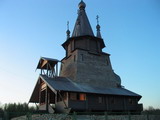 По пути домой в Петрозаводск не мог не остановиться, чтобы сфотографировать потрясающее чудо деревянного зодчества - церковь в Повенце..