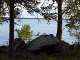 Каменные валуны на берегу озера