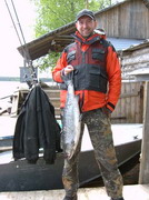 Такую рыбину приятно подержать в руках, Онежское озеро, июнь 2006.