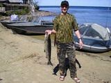 Не устанет держать рука хорошую рыбину, Онега, июнь 2006.